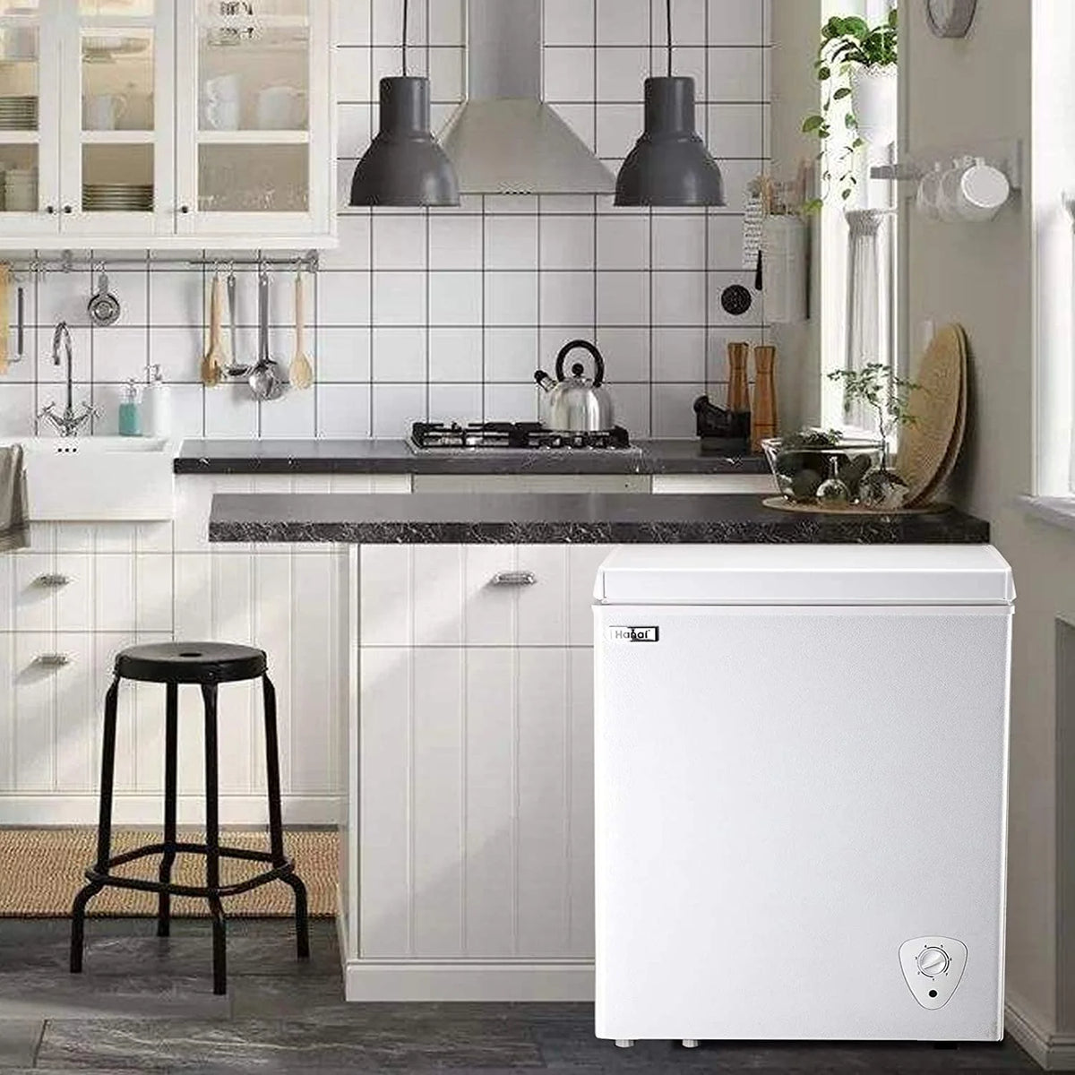 5.0 Cubic Chest Freezer with Removable Storage Basket J159
